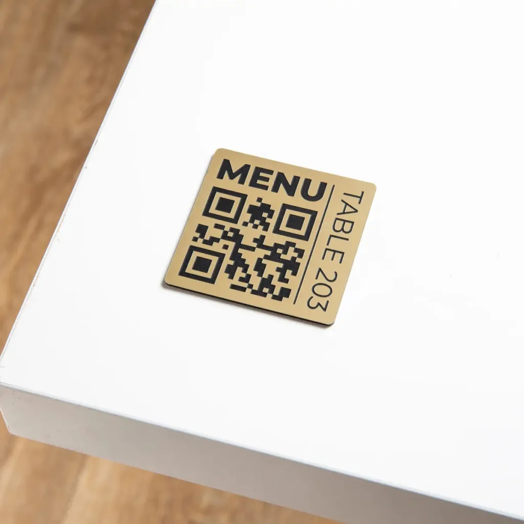 Plaque QR Code carrée gravée avec numéro de table