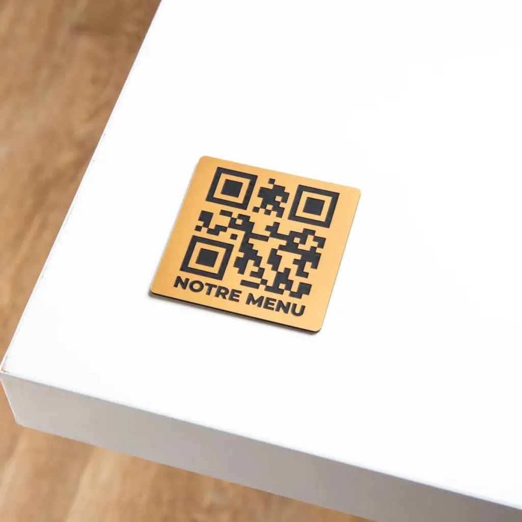 Plaque QR Code gravée carrée avec phrase personnalisée